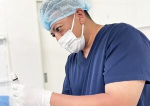 施術を行う中村医師