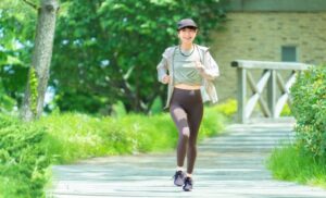 屋外でジョギングする女性