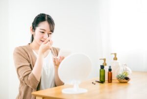 鼻のメイクをする女性