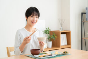 女性が食事をしている様子