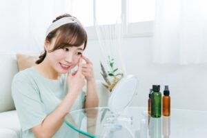 鏡で目元を見る女性