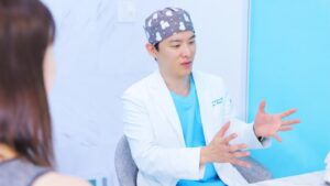 医師が患者に説明している様子