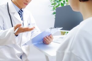 医師と話す患者
