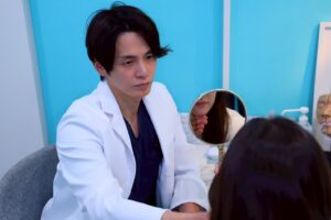 中井医師と鏡を見る患者