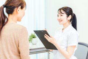 カウンセリングを受ける女性と笑顔の医療従事者