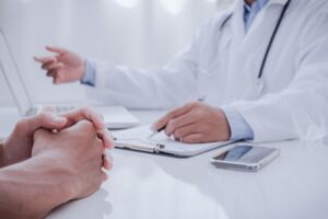 医師が患者に説明する様子