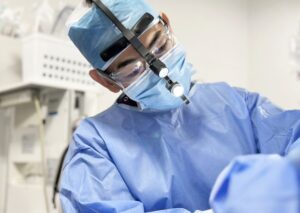 ルーペを装着して施術を行う柴田医師