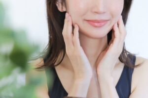 頬に手をあて微笑む女性