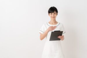 白いユニフォームを着てバインダーを持つ女性