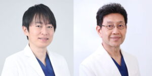 白衣姿の朝日医師と池本医師