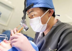 手術器具を使い処置をする医師