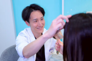 患者様の目元を診察する髙田医師