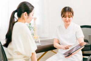 医療従事者が患者にタブレットで説明する様子