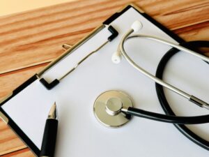 医療用具と書類が置かれた机