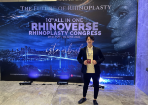 トルコ学会のポスター前に立つ中井医師