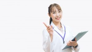 白衣を着て指差しする女性