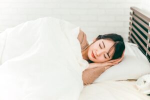 ベッドで眠る女性