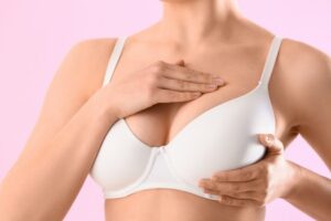 下着姿で胸に手を当てる女性