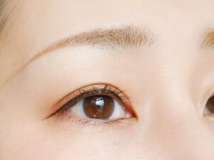 メイクをした女性の目元アップ