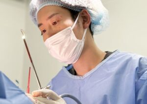 手術中に患部に処置を施す外科医