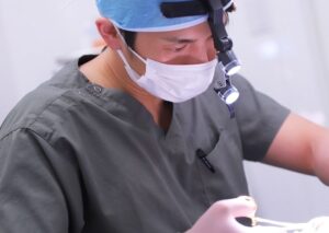 術衣を着て処置を行う医師