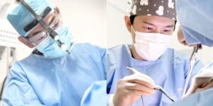 手術中に集中する外科医2人のクローズアップ