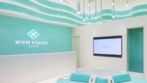 WOM CLINIC GINZAの受付と待合ソファ