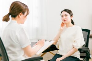 女性がカウンセリングを受けている様子