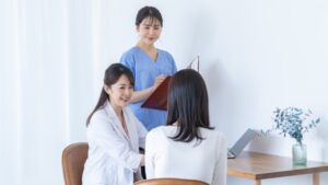 診察室で医師と看護師が患者を診察