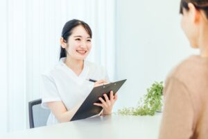 医師がカウンセリングでメモを取る様子