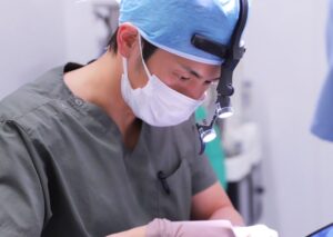 施術中の中井医師