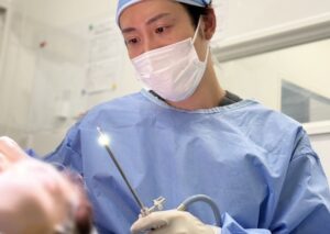 医療従事者が患者に処置をする様子