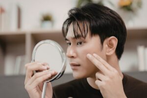 目の下を気にする男性