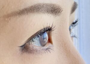 女性の横顔と目元のアップ