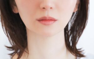 人中が長い女性