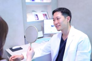 カウンセリングを行う山田医師