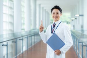 人差し指を立てる医師