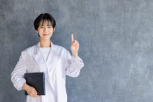 人差し指を立てる医師