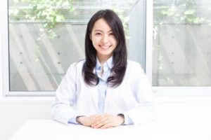 白衣を着て椅子に座る医師