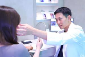 山田医師が女性に鏡を見せている様子