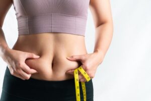女性が腹部の脂肪を測る