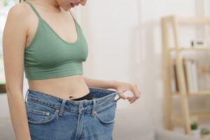 ウエストの大きいジーンズを履く女性