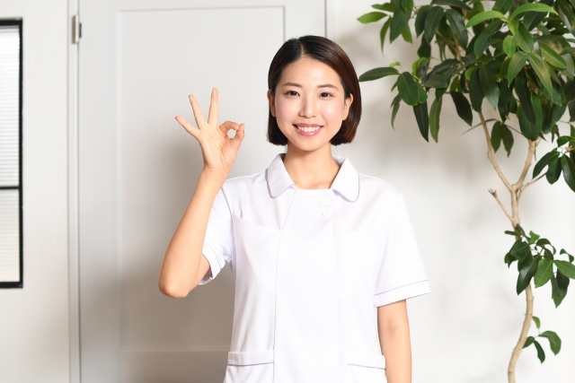 OKサインをしている医師