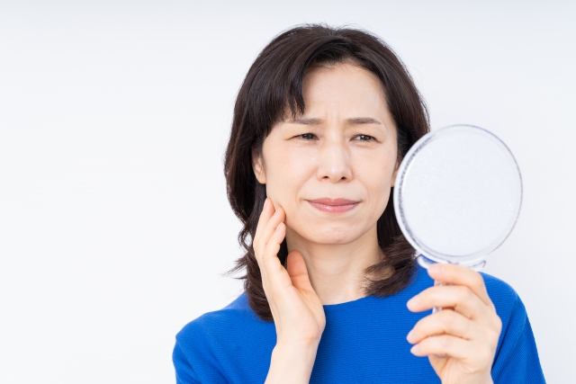 鏡を見ている女性