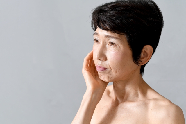 悩んでいる様子の女性